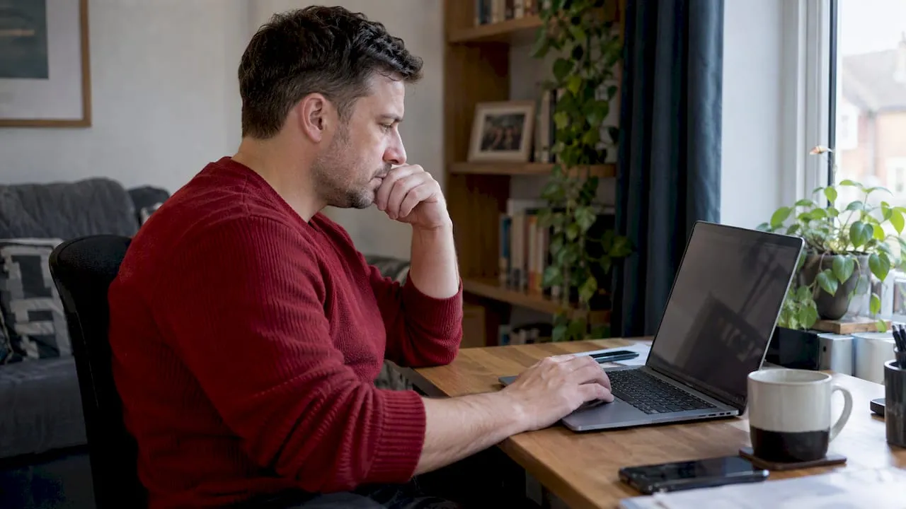 Jobseeker adjusting hosted CV visibility settings
